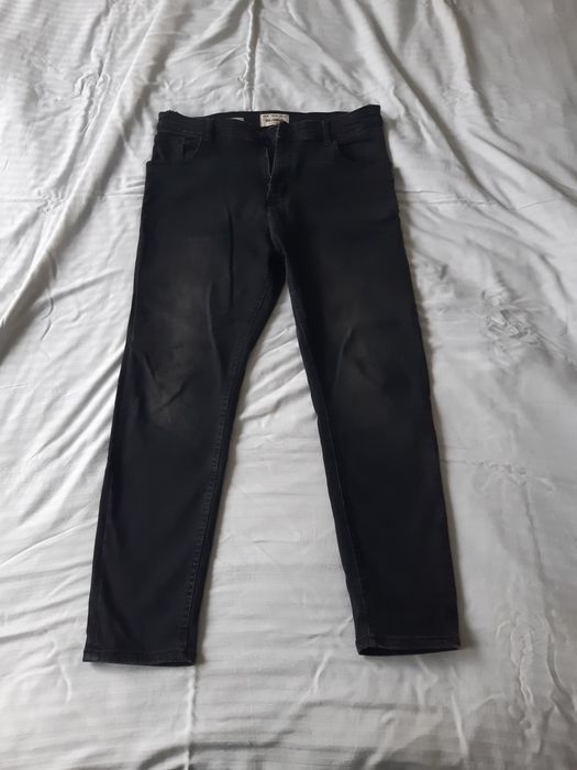 Blugi negri Pull&Bear .