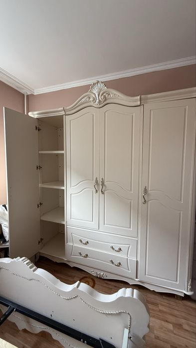 Срочно Спальный гарнитур, кровать шкаф и 2 тумбы