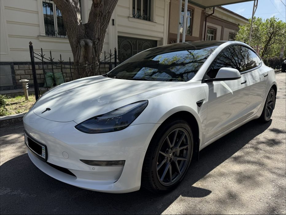 Продам Тесла 3 почти новая