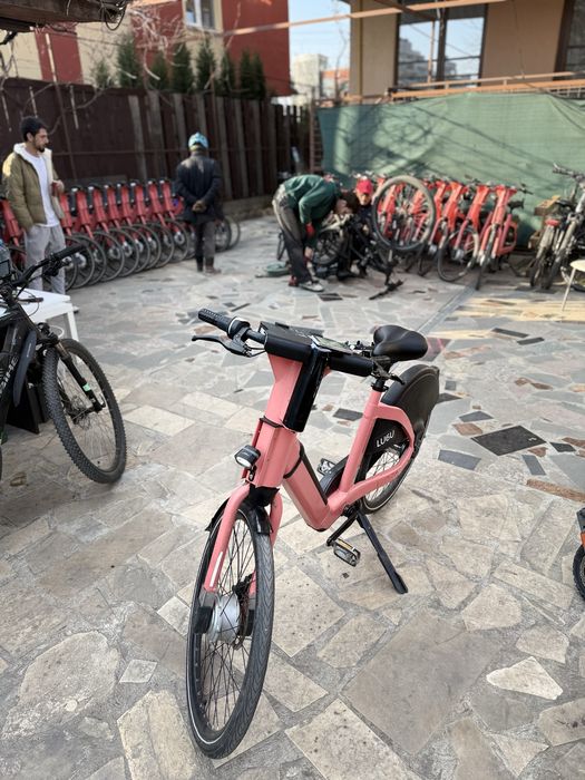 Bicicletaă electrică de inchiriat.