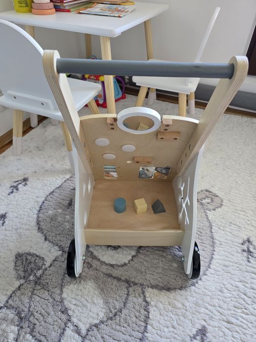 Antemergator  din lemn cu activitati educative