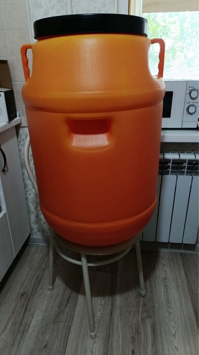 Продается стол и бочка