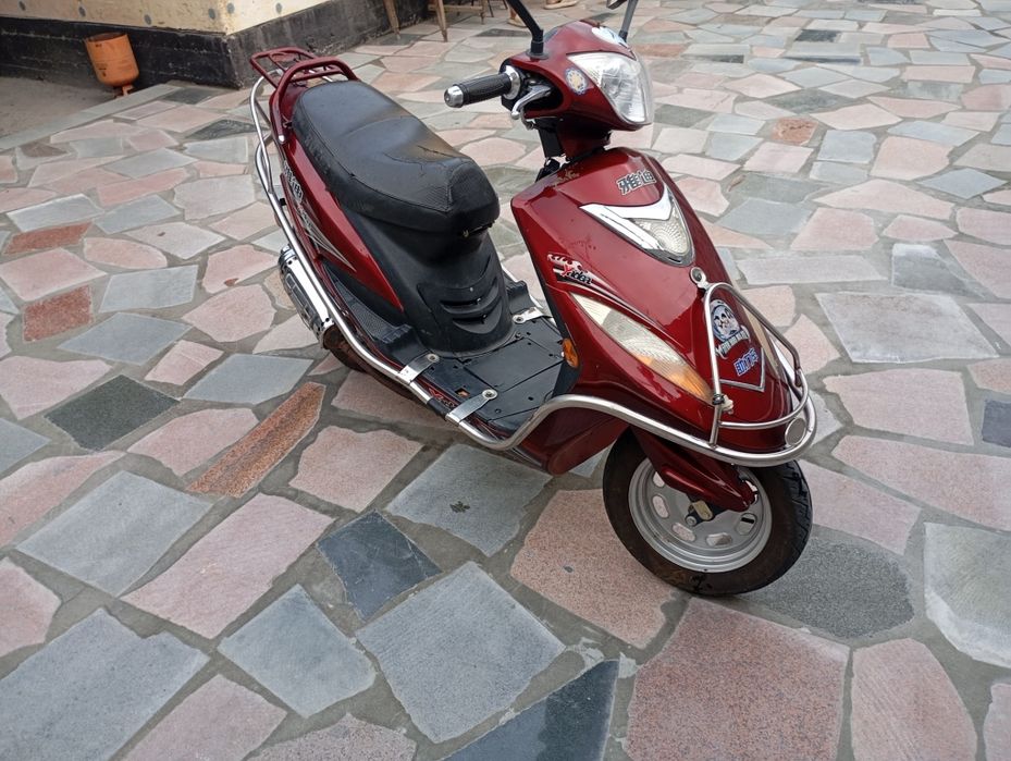 Продам скутер Yadea