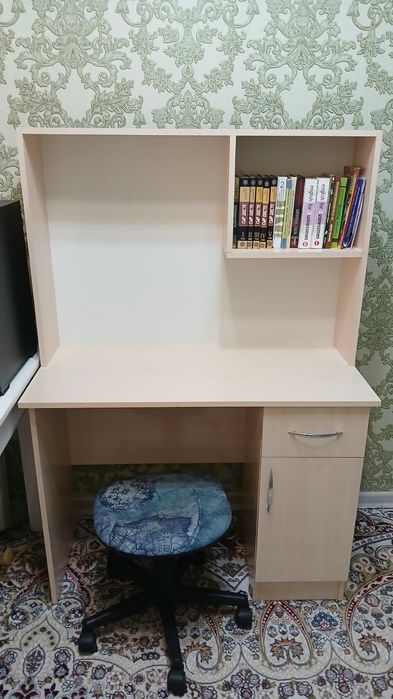Белый письменный стол