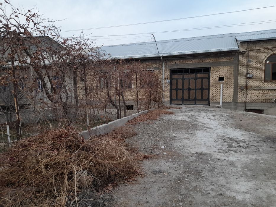 Qurilishi tugallanmagan hovli