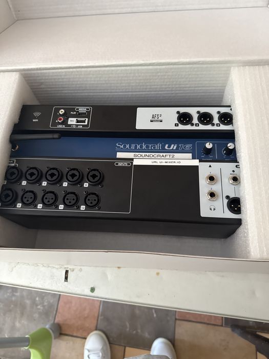 Soundcraft ui16 digital mixer