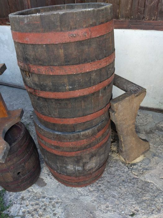 Продавам отлично запазени дървени бурета със стойки (5 броя, различни размери)
