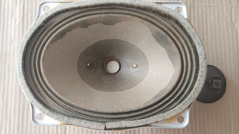 Стар голям висоговорител от лампово радио.