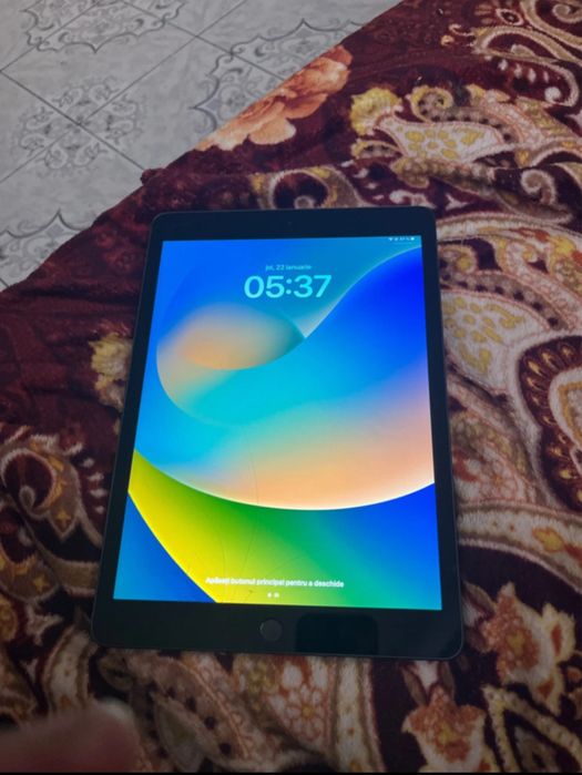 Vând iPad generația 8