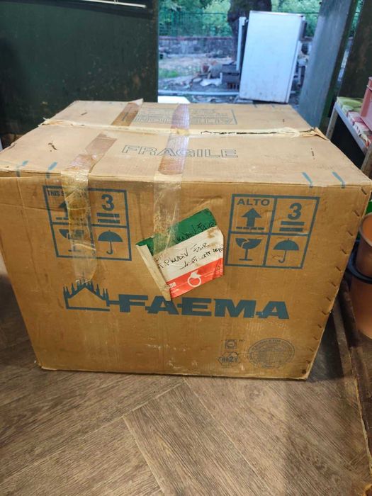 Продавам неупотребявана професионална кафе машина FAEMA в комплект с кафемелачка и омекотител