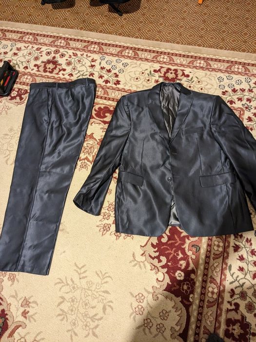 Продам костюм новый