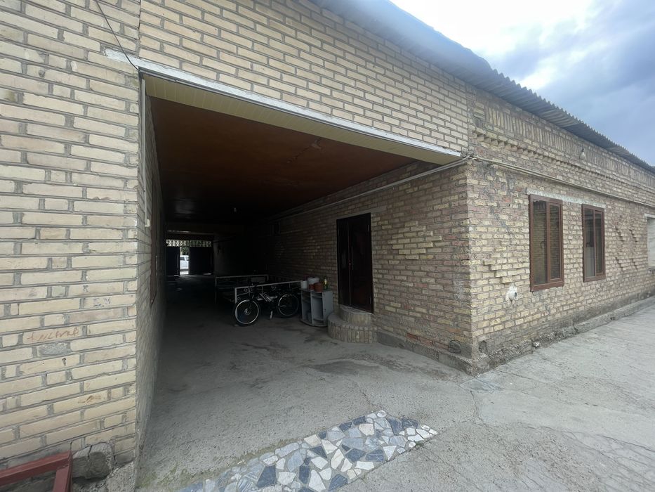 Uchastka sotiladi katta hovli tel qilinglar