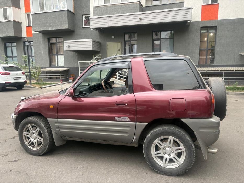Машина toyota rav 4