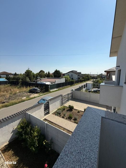Casă de vânzare cu 3 camere și mansardă, toate utilitatile.