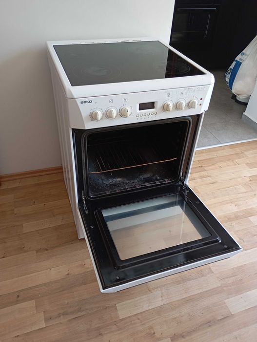Готварска печка BEKO със стъклокерамични котлони – работеща