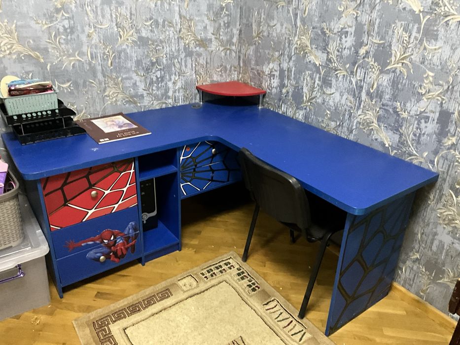 Детский письменный стол с шкафом в стиле человек- паук.