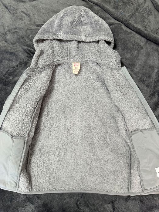 Hanorac călduros cu glugă. 
Pentru fetițe de 6 ani.