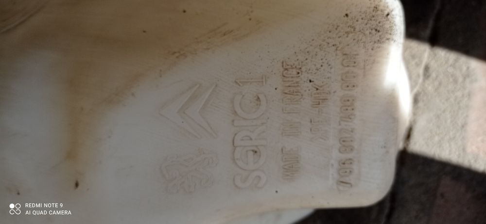 Казанче за почистване на стъклата на кола.