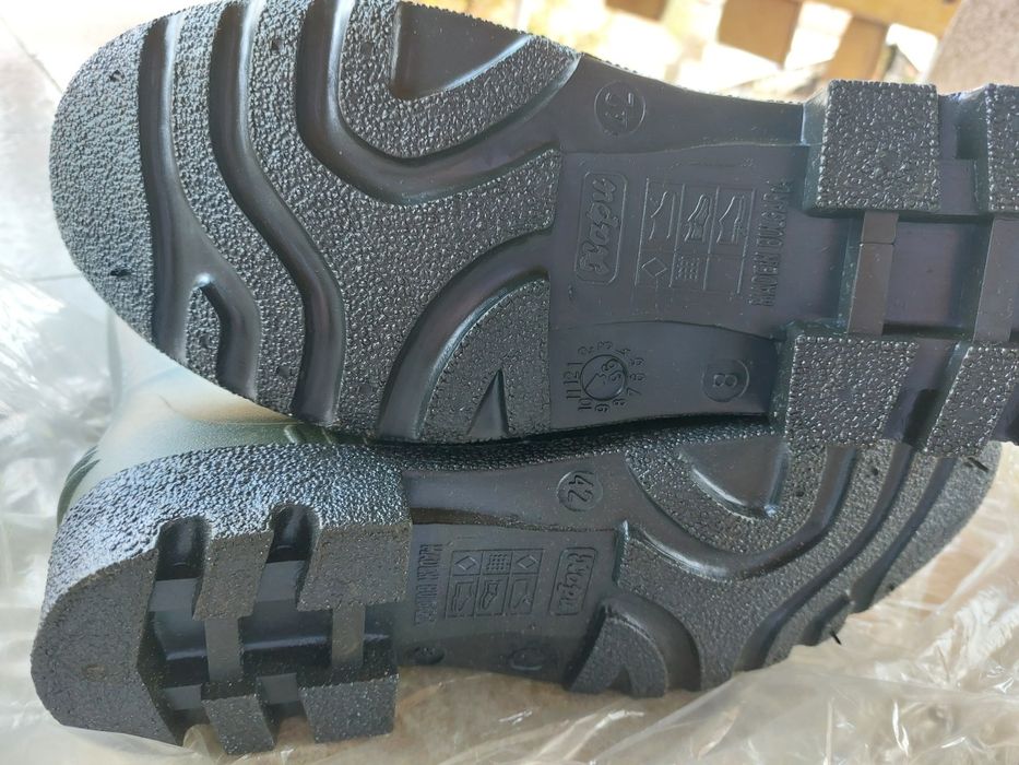 Гумени нови ботуши