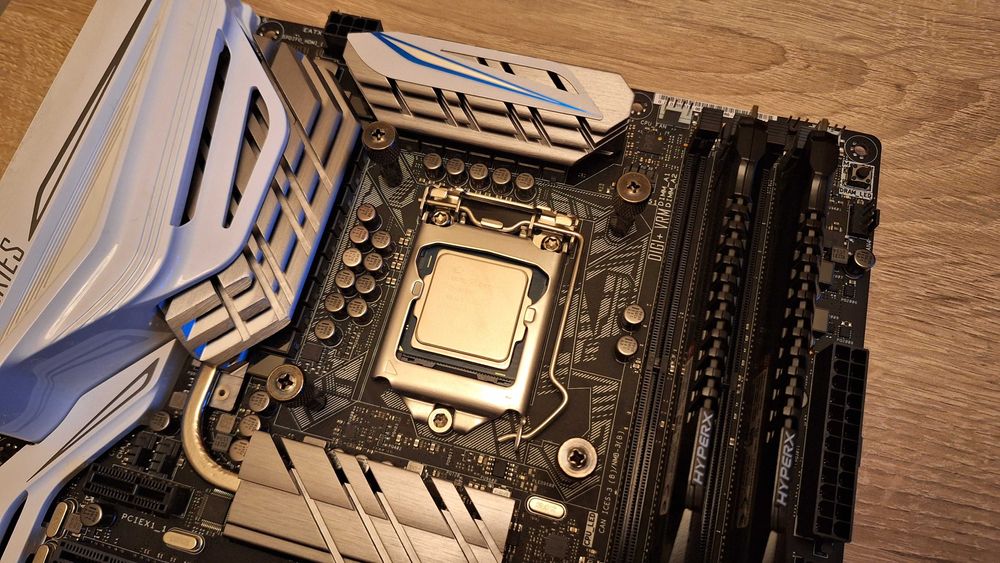 Asus z170 Deluxe + 6700k + 16 GB DDR4 3000MHZ – stare foarte bună!