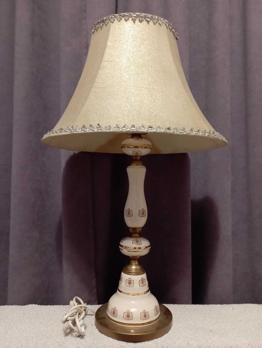 Големи старинни порцеланови лампи с абажури