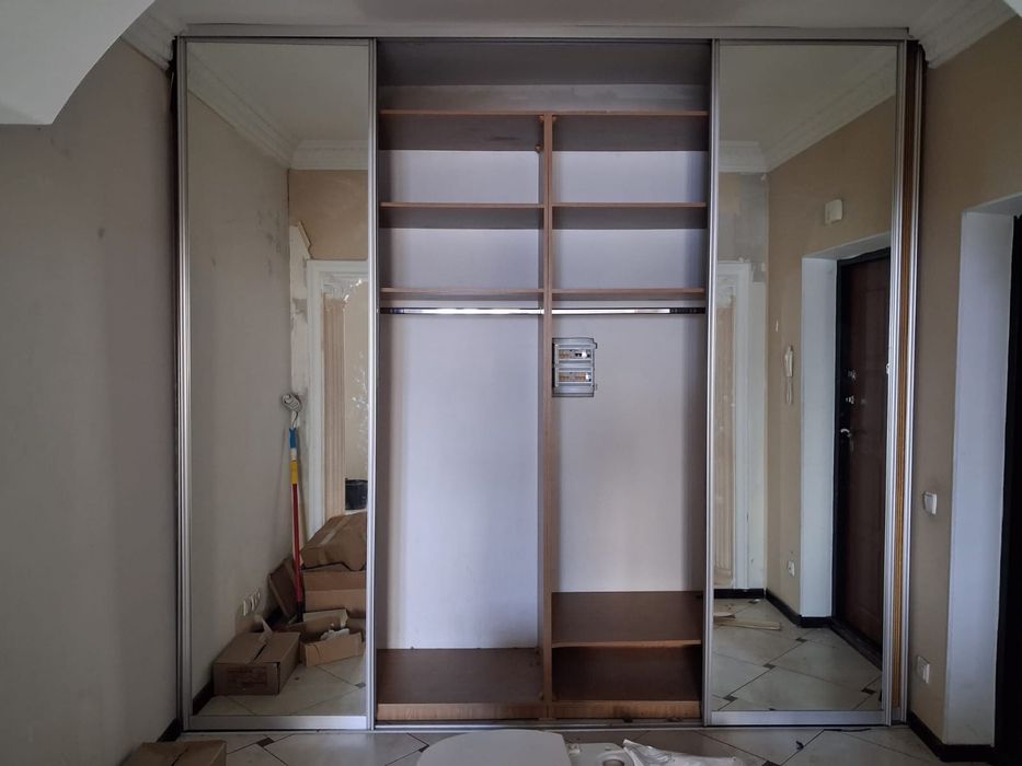 Шкаф для прихожей большая