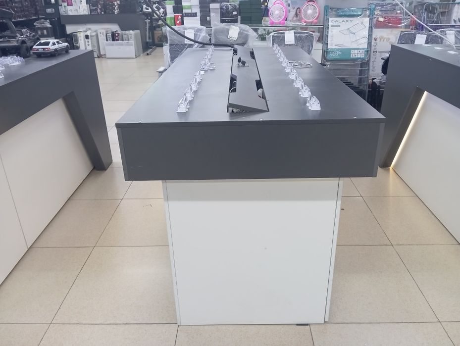 Стол для продаж телефон и ноутбука