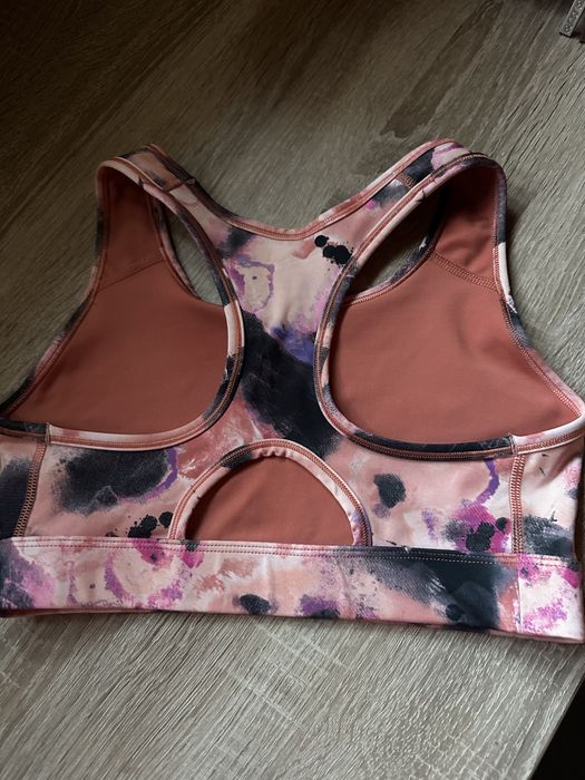 Bustiera colorata Nike in stare ff buna. purtata de putine ori
