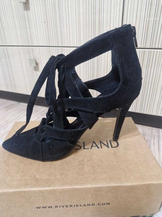 Туфли на каблуке с завязками