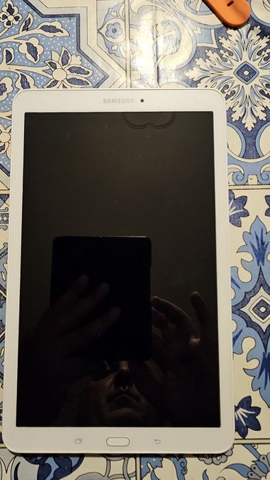SAMSUNG TABLET SM-T560 много малко използван бял на цвят