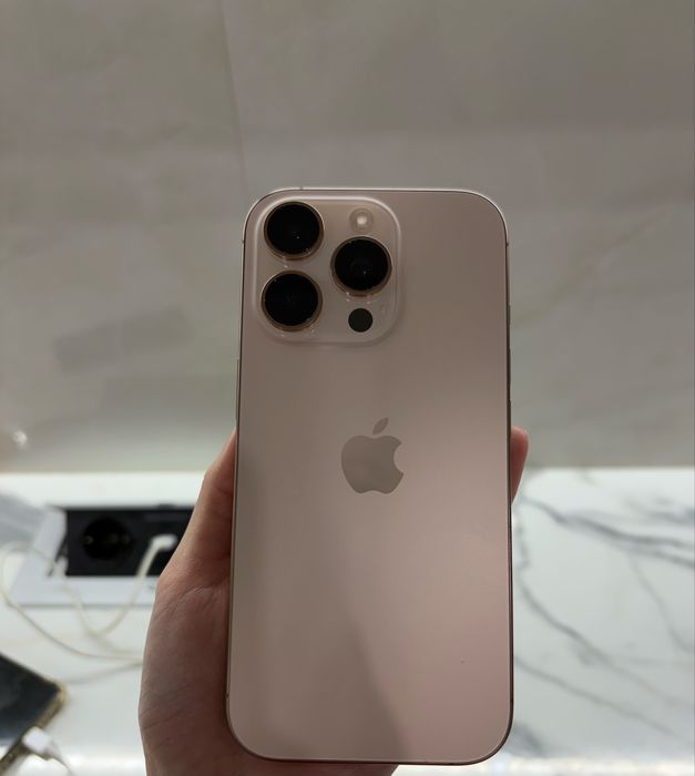 iPhone 16 Pro золотой