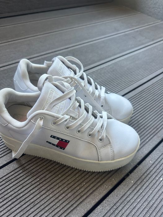 Сникърси Tommy Hifiger на висока подметка бяли кожени