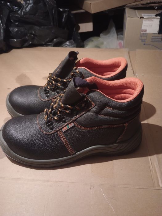 Vând bocanci de protecție