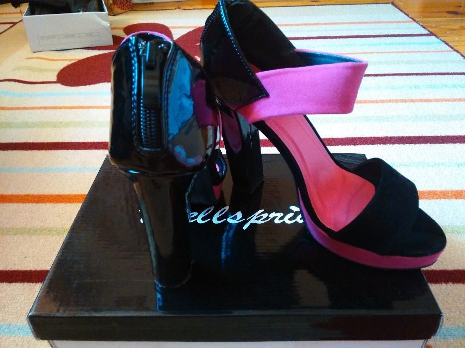 Велурени обувки на висок ток