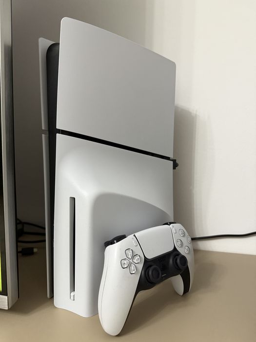 PS5 Digital Edition 825GB + Disc Drive – Ca nou, folosit de maximum 10 ori!