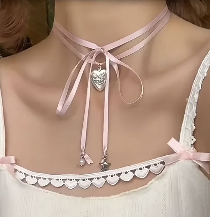 Красивый чокер с сердечком