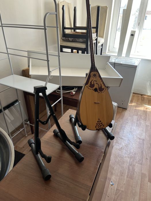 Музыкальный инструмент с подставкой