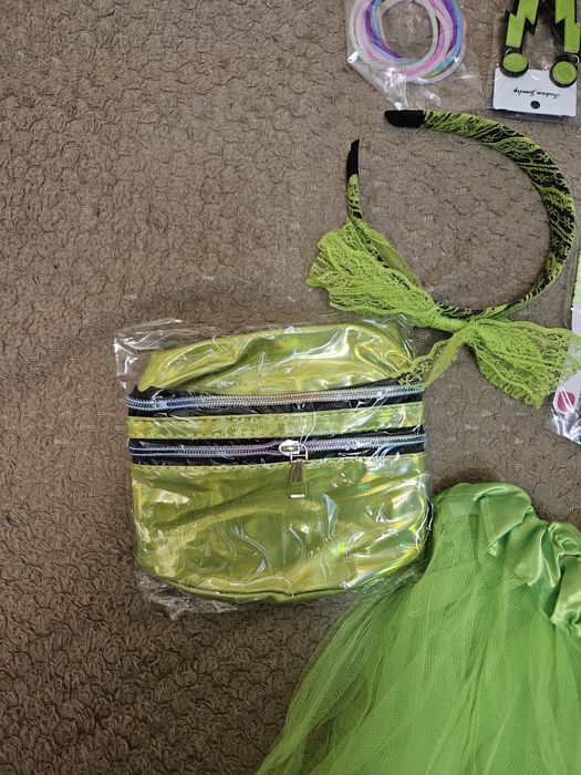 Vând costum pentru fete