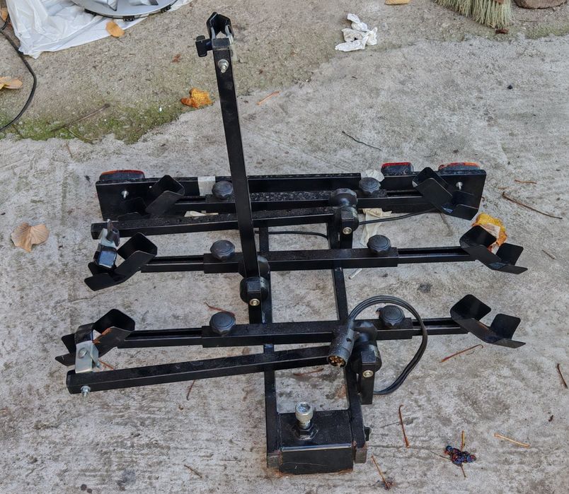 Suport pentru 3 biciclete montat pe cui auto