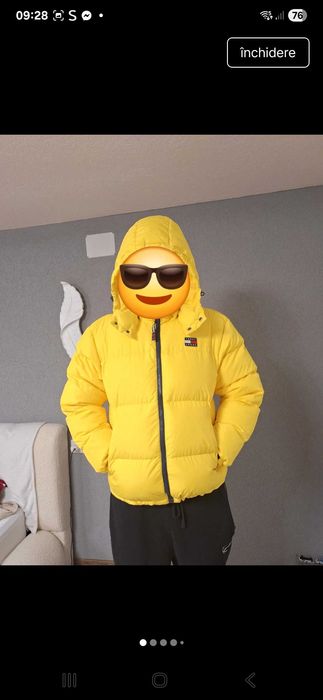Geaca puffer Tommy  are defeect la maneci se vede in poza