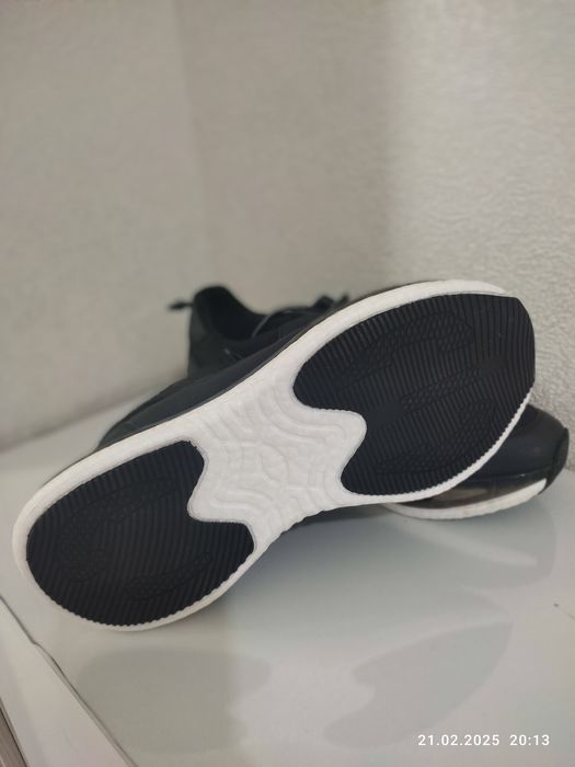 Продам новые кроссовки