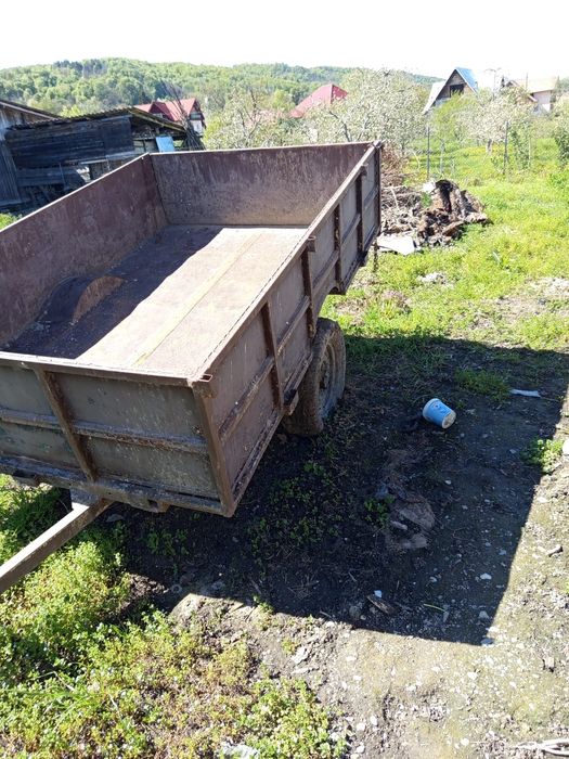 Tractor U445+ remorcă