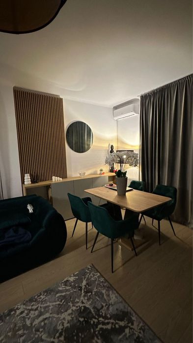 Masă PLATON stejar/maro, PAL laminat, scaune CHERRY verde/negru, stofă