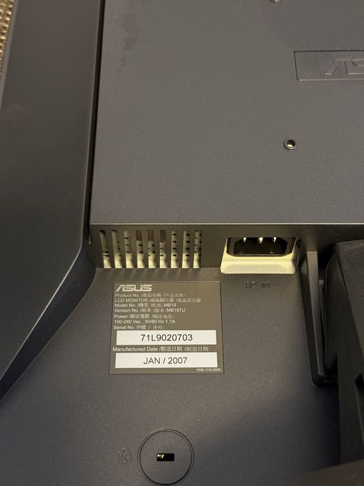 Monitor ASUS patrat