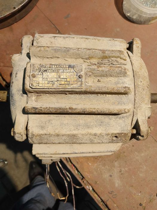 Электромоторы трехфазные асин. 1 квт, 2850 об.   и  270 вт, 1400 об