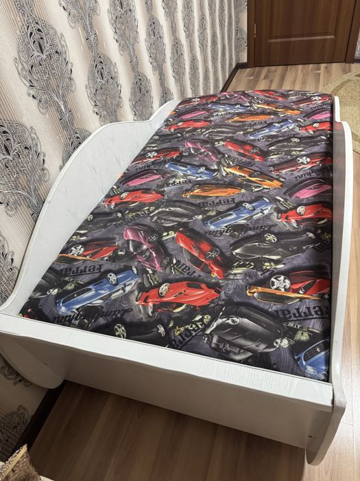 Детская кровать-машинка