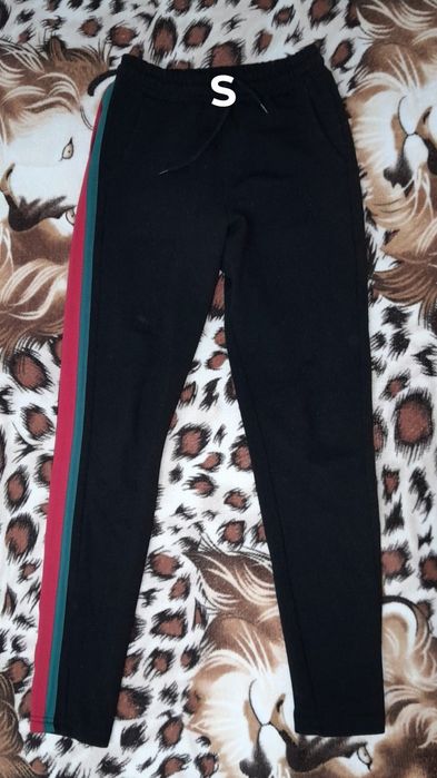 Vînd 4 perechi de blugi 42 /44 L și 1 perechie depantaloni