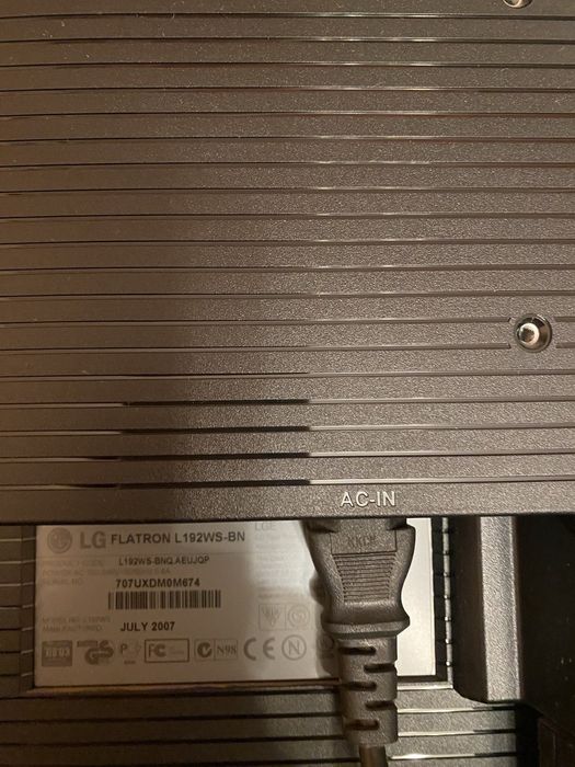 Продается монитор LG Flatron L192 WS