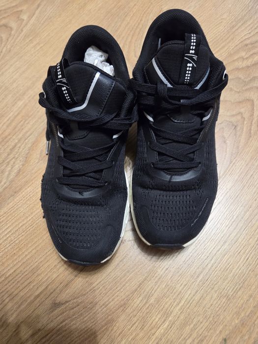 Кроссовки,  40 размер, 1000 тенге.