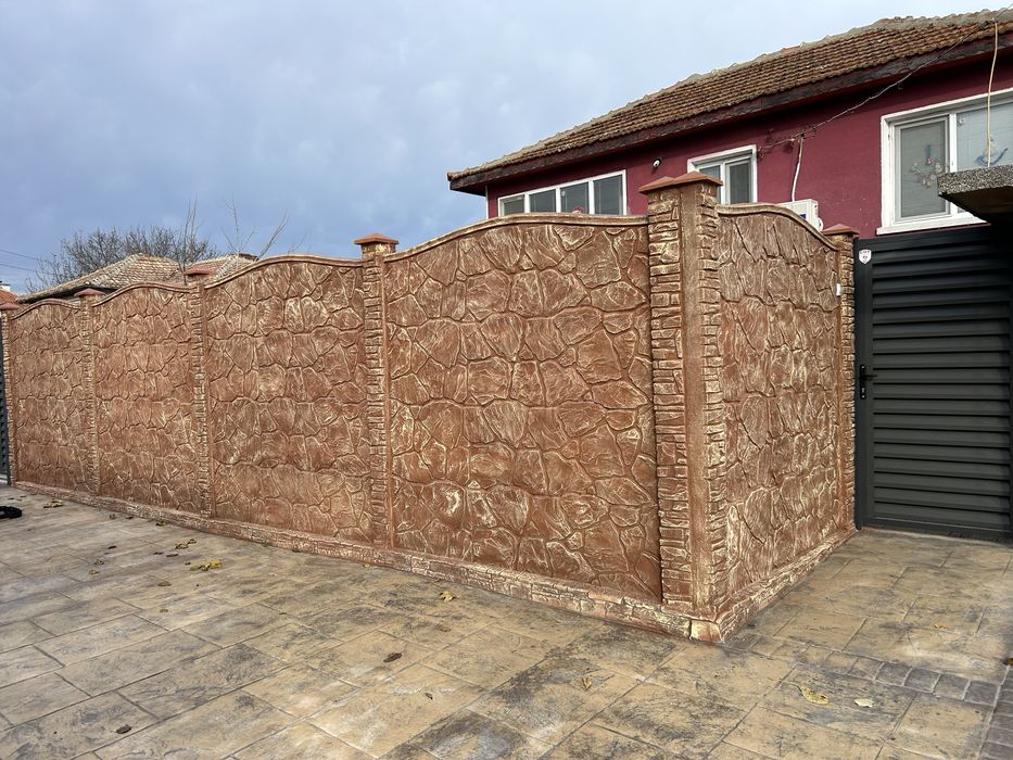 Щампован бетон тротоарни плочки бетонови огради